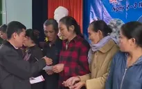 Đài Truyền hình Việt Nam tặng quà cho người dân vùng lũ Quảng Bình và Hà Tĩnh