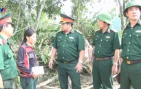 Quân khu 5 tặng quà cho bà con vùng lũ miền Trung