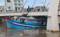 Bình Thuận: Khẩn trương cứu hộ tàu cá mắc kẹt dưới gầm cầu