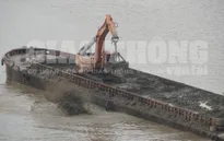 Chủ tịch UBND TP Hà Nội yêu cầu điều tra tàu nghi xả thải xuống sông Hồng