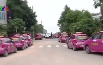 Quảng Trị: Tài xế taxi Hoàng Anh đình công vì lương thấp
