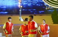 Ngọn đuốc ABG 5 rực sáng trên bãi biển Đà Nẵng