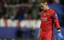 Bravo ra đi, Ter Stegen liền lập kỉ lục… chuyền bóng