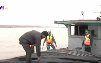 Bắt giữ tàu vận chuyển gần 100 tấn than không rõ nguồn gốc