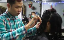 Tiệm tóc "không lời" của ông chủ khiếm thính 9X tại Hà Nội