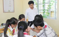 Thầy giáo sửa xe, bắt cá "bám" đảo dạy học
