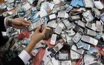Mỹ tịch thu điện thoại iPhone và Samsung giả trị giá hàng triệu USD