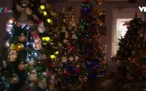 Choáng ngợp với ngôi nhà được trang trí với 100 cây thông noel