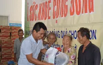 300 hộ nghèo xã đảo Thạnh An được nhận quà và khám bệnh miễn phí