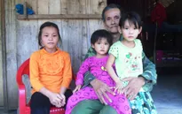 Thương cảnh 4 ông cháu chia nhau gói mỳ tôm sống qua ngày