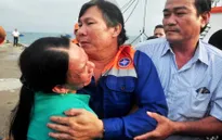 Rơi nước mắt cảnh đón 34 ngư dân bị đâm chìm tàu cá ở Hoàng Sa