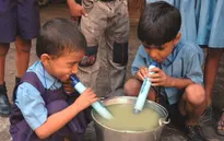 Sử dụng dụng cụ LifeStraw để uống nước sạch ở bất cứ đâu