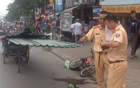 Bé trai 9 tuổi tử vong do đâm phải xe chở tôn
