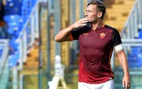 Totti gia hạn hợp đồng với Roma: “Hoàng tử thành Rome” chưa muốn dừng lại
