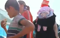 Trẻ tị nạn xếp hàng dài chờ tắm ở Idomeni