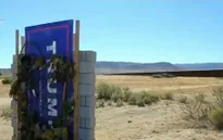 Nghệ sỹ Mỹ xây dựng bức tường biểu tượng ở biên giới với Mexico