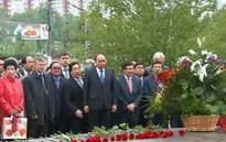 Thủ tướng dâng hoa tại tượng đài Chủ tịch Hồ Chí Minh ở Moscow