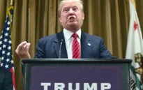 Donald Trump bất ngờ bị tấn công khi đang phát biểu