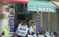 Cho du khách nước ngoài thuê xe máy - Nhiều hệ lụy