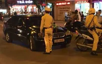 Vi phạm giao thông, tài xế Mercedes "cố thủ" trên xe