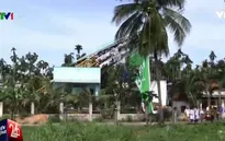 Giông lốc, biển quảng cáo "đè bẹp" nhà dân tại Bình Dương