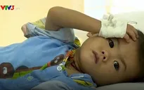 Vợ chồng khóc ròng khi không có tiền chữa bệnh cho con
