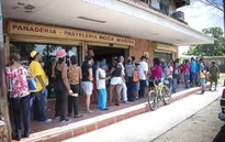 Người dân Venezuela muốn mua bánh mì cũng phải xếp hàng