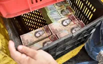 Muốn mua sắm nhanh ở Venezuela hãy... cân tiền, đừng đếm!