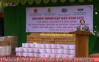 Quỹ Tấm lòng Việt tặng sách vở cho thầy trò trường Tiểu học Bạch Ngọc, Hà Giang
