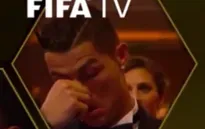 Phản ứng bất ngờ của Ronaldo khi Messi nhận Quả bóng Vàng 2015