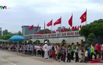 Hàng nghìn người dân xếp hàng vào Lăng viếng Bác