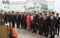 Chủ tịch nước dâng hoa tại Tượng đài Chủ tịch Hồ Chí Minh ở Singapore