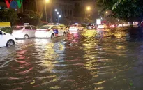 Hà Nội: Nhiều tuyến phố ngập hàng mét do bão số 3