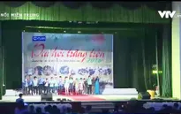 Trẻ em lao động đường phố ở Huế vui hội trăng tròn