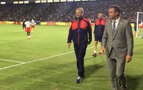 CĐV Arsenal háo hức khi thấy HLV Wenger dự khán trận Leicester-PSG
