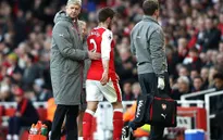 HLV Wenger đã tiên đoán được cảnh Debuchy chấn thương