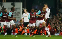West Ham 3-2 Man Utd: Gục ngã trước cánh cửa top 4