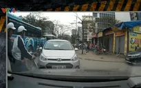Hà Nội: Ô tô cố tình lấn làn để vượt, gây ách tắc