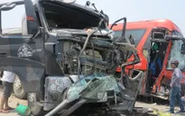 Xe khách va chạm kinh hoàng với xe tải, 6 người nhập viện cấp cứu