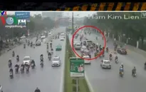 Xe ô tô 7 chỗ "trèo" qua dải phân cách để sang làn đường khác