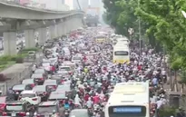 Taxi đánh võng, chặn đầu ô tô trên đường ở Hà Nội