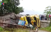 Thừa Thiên-Huế: Xe tải mất lái đâm vào 3 nhà dân