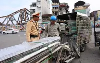 Báo động tình trạng xe thô sơ chở hàng cồng kềnh giữa thủ đô