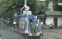 Có nên cấm xe thô sơ chở vật liệu cồng kềnh ngoài đường?