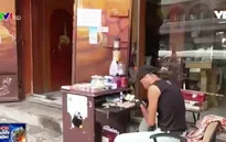 Lạ đời công việc vá tiền rách ở Yemen