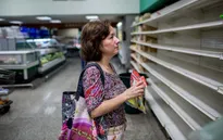 Người dân Venezuela "vật lộn" với cuộc chiến tìm kiếm thức ăn
