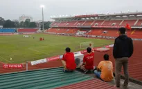 Ảnh: CĐV Hải Phòng lên nóc nhà xem bóng đá trong ngày Lạch Tray bị cấm khán giả vào sân
