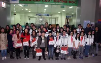 Giáo viên, học sinh trường Lý Thái Tổ mang Tết sớm đến các bệnh nhi tim bẩm sinh