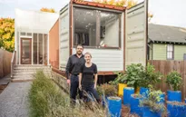 Ấn tượng nhà container có khoảng sân nhỏ