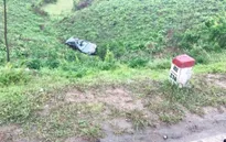 Quảng Ninh: Xe ô tô chở khách du lịch lao xuống vực sâu
